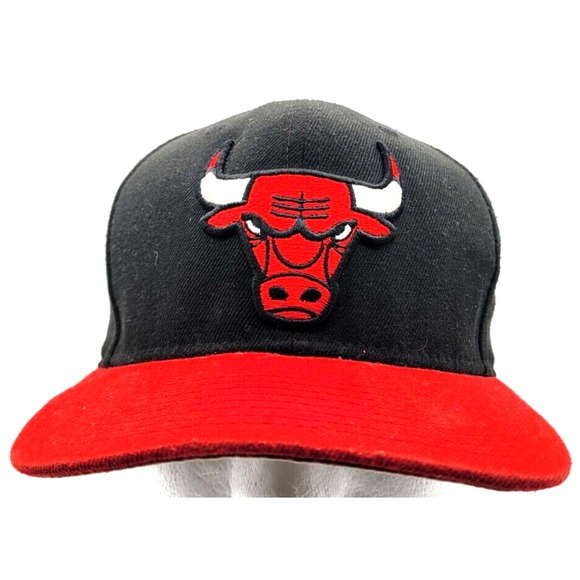 CHICAGO BULLS HAT CAP‎ SNAP BACK CAP NEW ERA 9FIFTY BLACK RED TWO TONE MENS - Picture 1 of 7